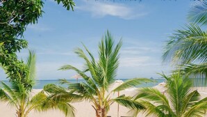 A beach with palm trees and a clear sky. - Bann Pae Cabana (Rayong)