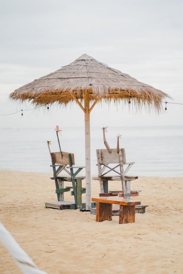 Plage privée, chaises longues, parasols, serviettes de plage