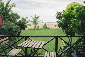 2 Bedroom Seaview | Coin séjour | Télévision LCD de 24 pouces avec chaînes par satellite, télévision