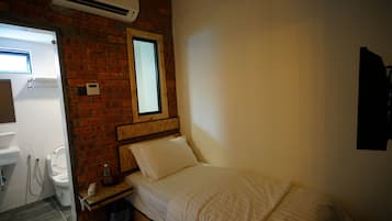 Single Room | 1 bedroom, desk, iron/ironing board, free WiFi