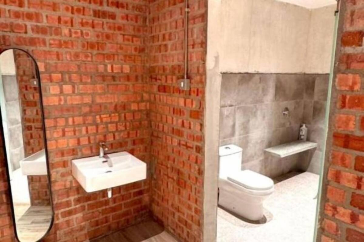 Ducha, artículos de tocador gratuitos, secador de pelo, toallas