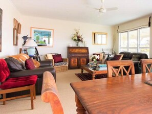 Daily cooked-to-order breakfast for a fee - Mangawhai Lodge (Mangawhai)