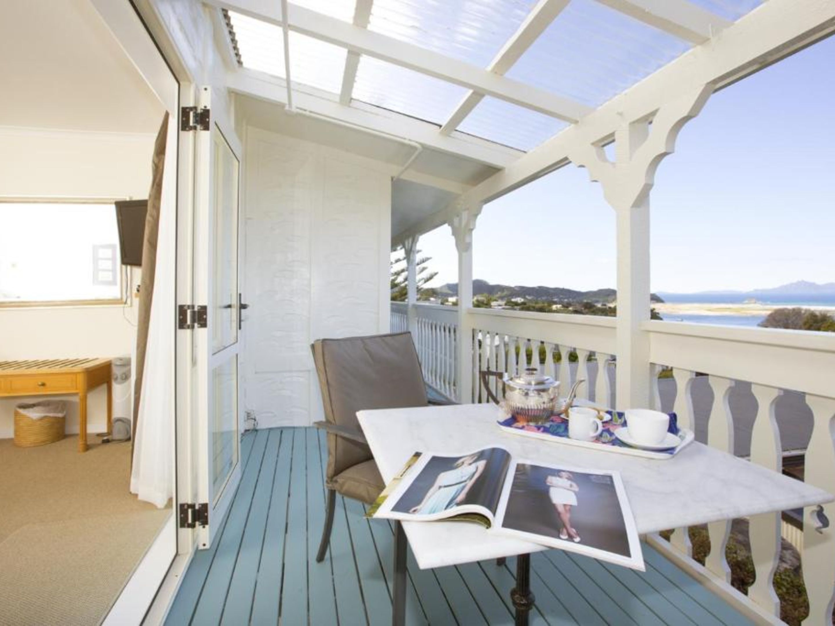 بديكورات فريدة لكل غرفة وطراز فريد لكل وحدة ومكواة/لوح كي