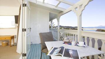 بديكورات فريدة لكل غرفة وطراز فريد لكل وحدة ومكواة/لوح كي