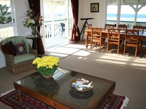 40-inch flat-screen TV with cable channels, TV, DVD player - Mangawhai Lodge (Mangawhai)