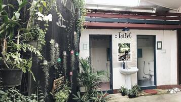 Douche, douche à « effet pluie », articles de toilette gratuits