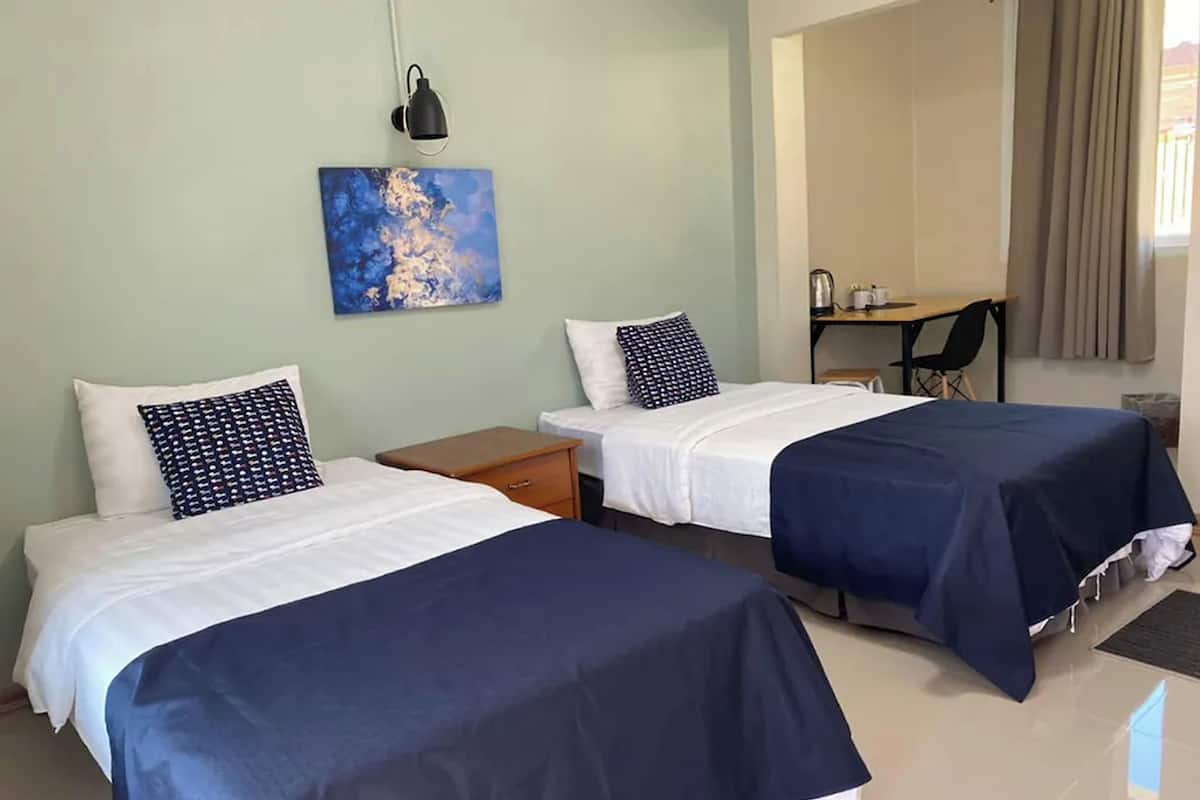 Premium Twin kamer | Een bureau, verduisterende gordijnen, extra bedden, gratis wifi