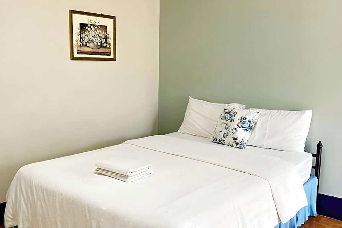 Standard Double Room, Air Conditioned | Een bureau, verduisterende gordijnen, extra bedden, gratis wifi