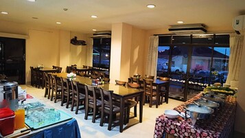 Desayuno buffet diario (THB 120 por persona)