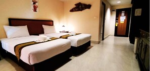 Standard Twin Room | 1 Schlafzimmer, kostenlose Minibar, individuell dekoriert, Schreibtisch