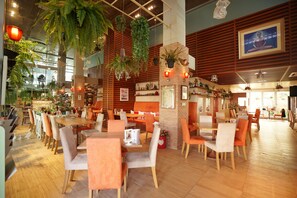 Se sirven desayunos, almuerzos y cenas; cocina tailandesa