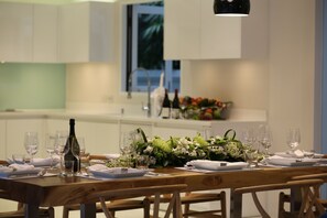 Luxury 4 Bedrooms Private Pool Villa | 房內用餐區