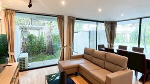House | Living area | Flat-screen TV - Villa Navin Resort (Pattaya)