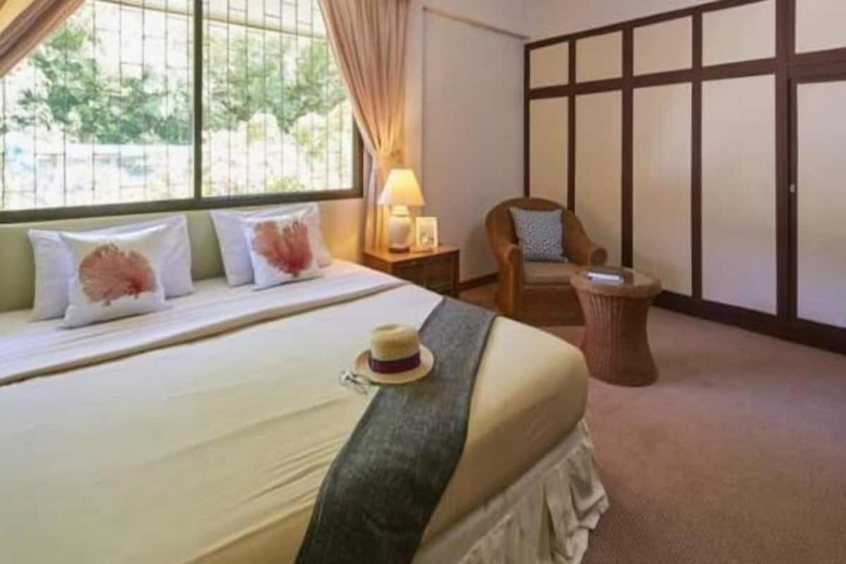 Minibar, desk, soundproofing, WiFi