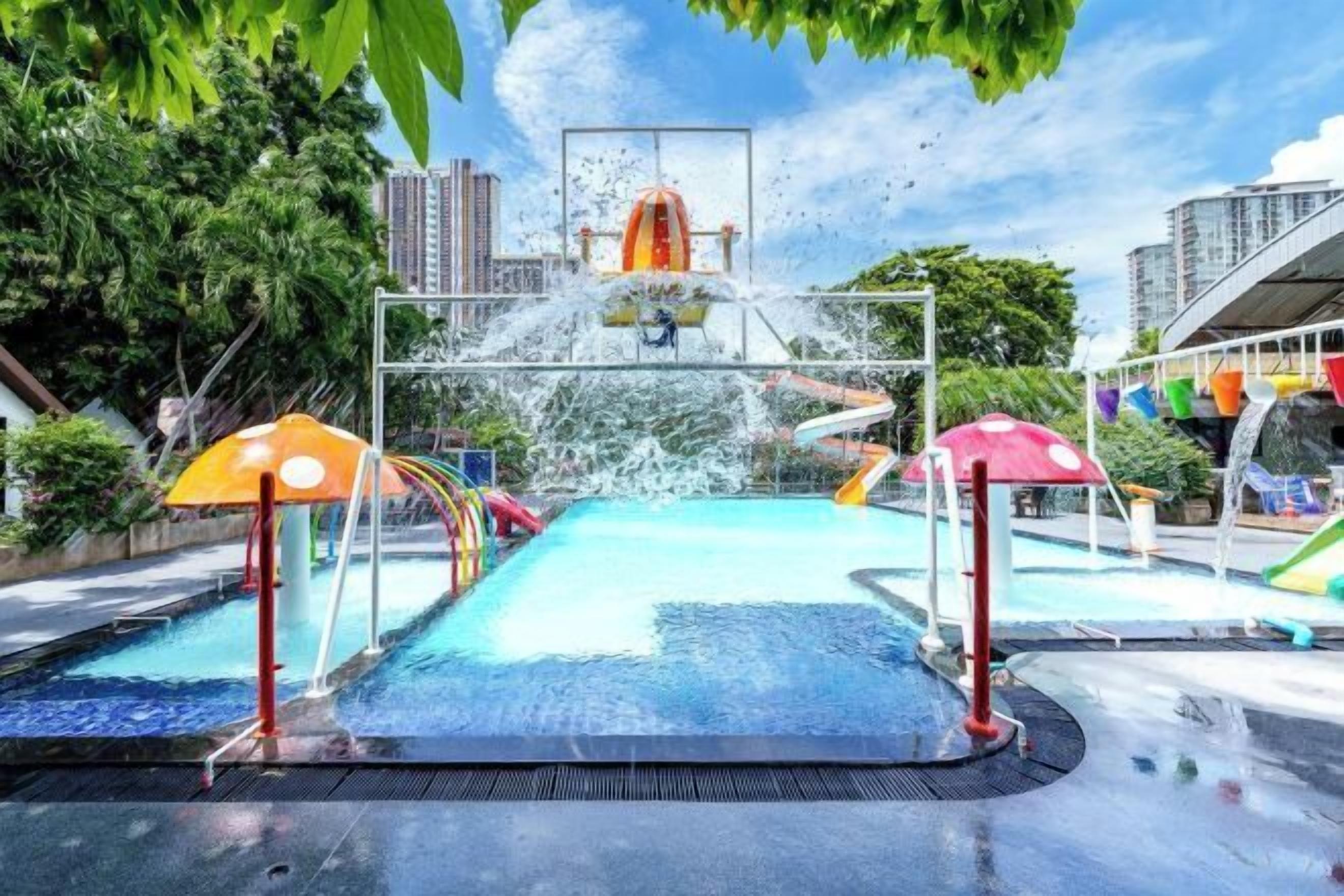 Kolam renang outdoor, dengan cabana gratis dan payung kolam renang