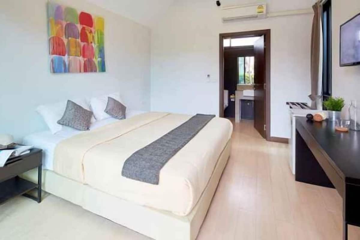 Meja kerja, kedap suara, Wi-Fi, dan seprai linen