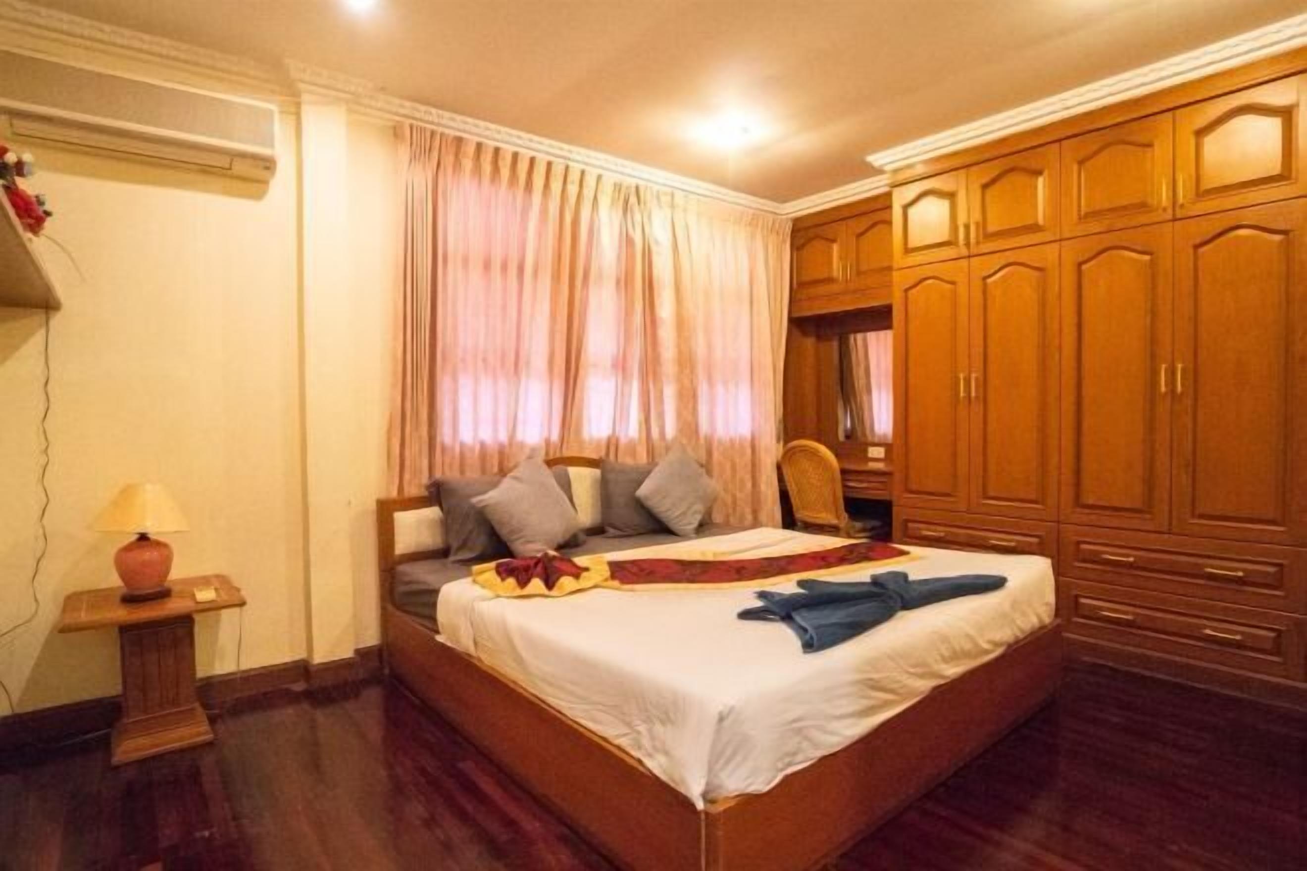 Minibar, desk, soundproofing, WiFi