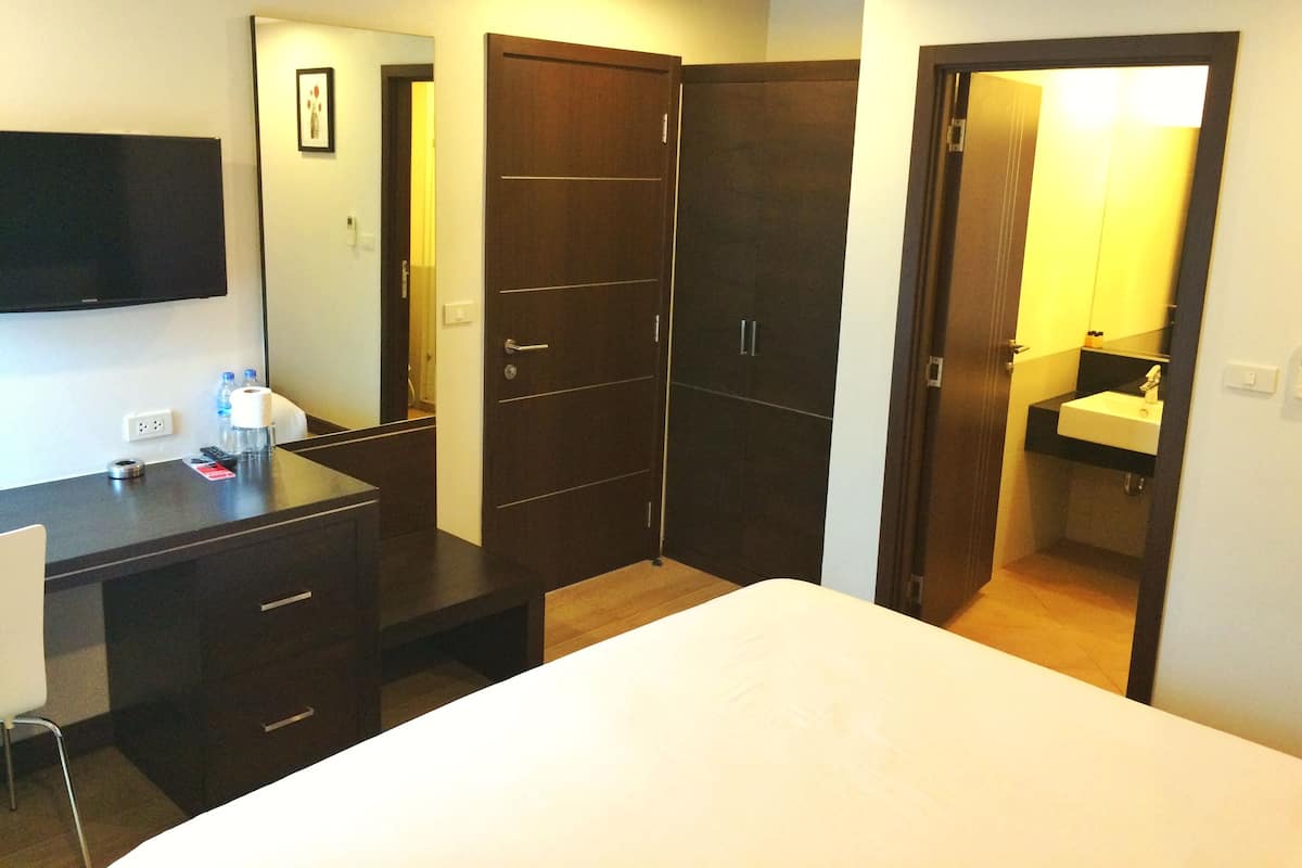 Deluxe Studio, 1 King Bed, Refrigerator & Microwave, Garden View