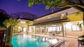 Premier villa, meerdere slaapkamers, privézwembad, aan het strand | Woonruimte | Flatscreentelevisie