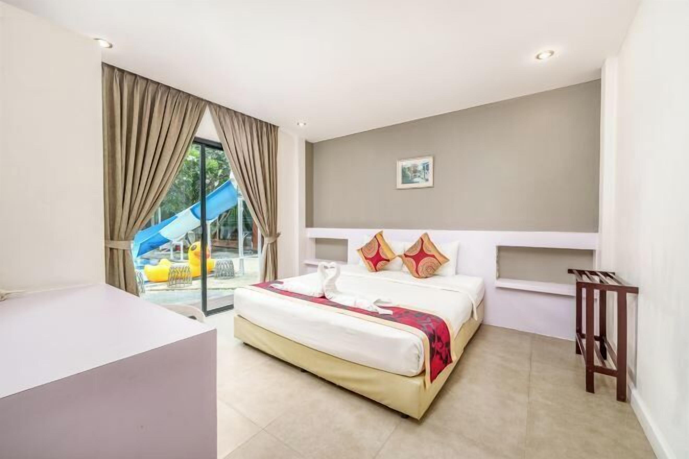 Meja kerja, kedap suara, Wi-Fi, dan seprai linen