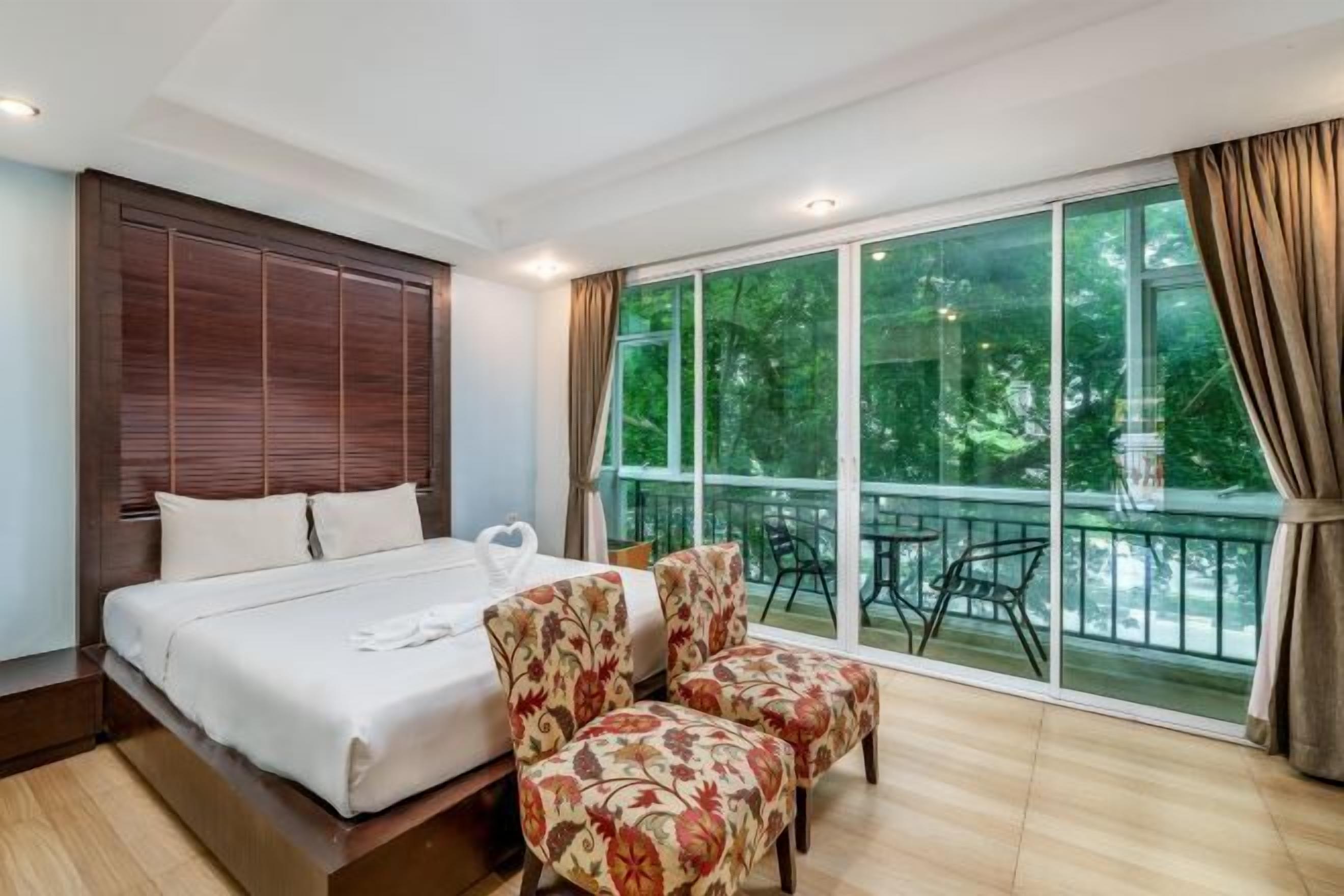 Meja kerja, kedap suara, Wi-Fi, dan seprai linen