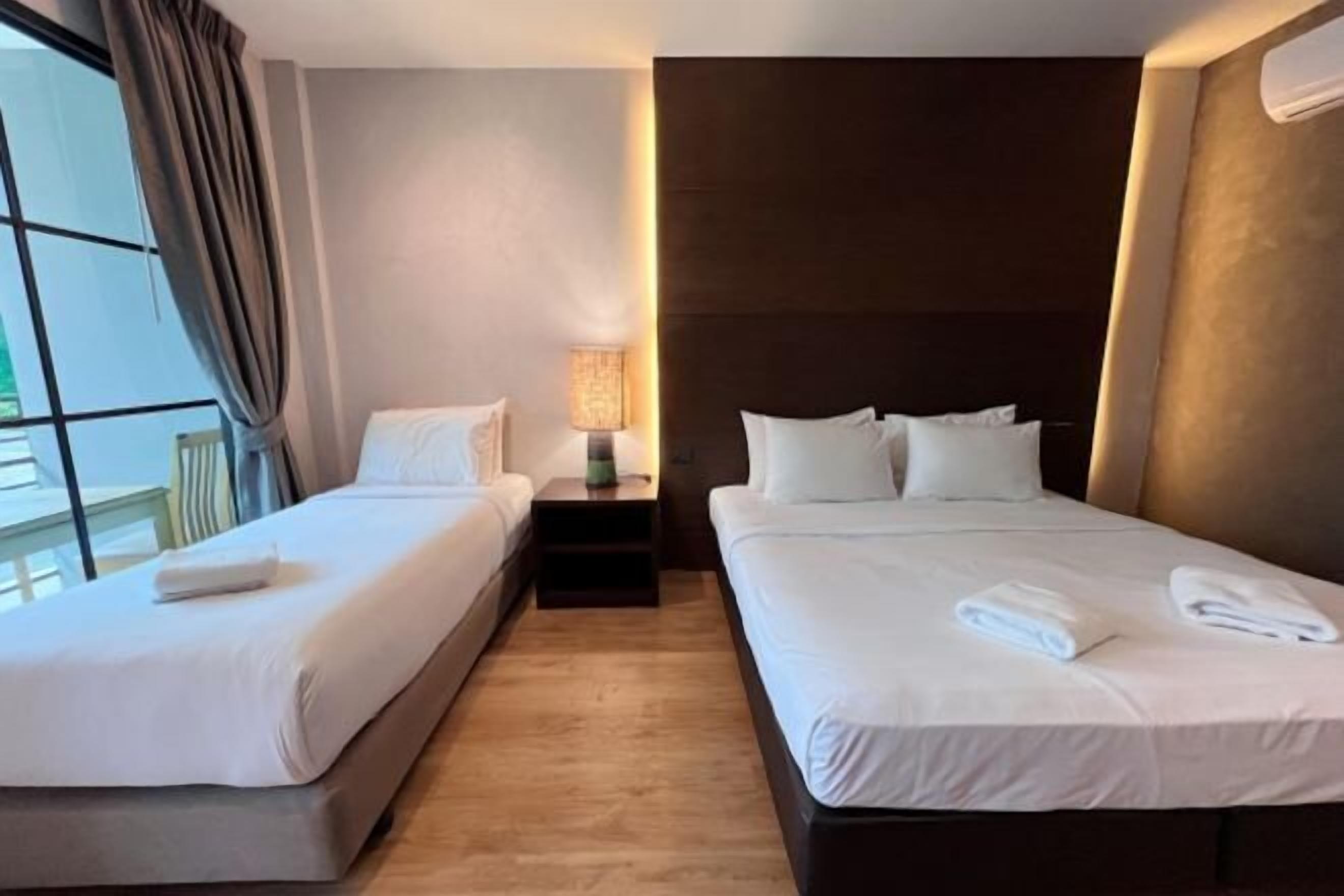 Meja kerja, kedap suara, Wi-Fi, dan seprai linen