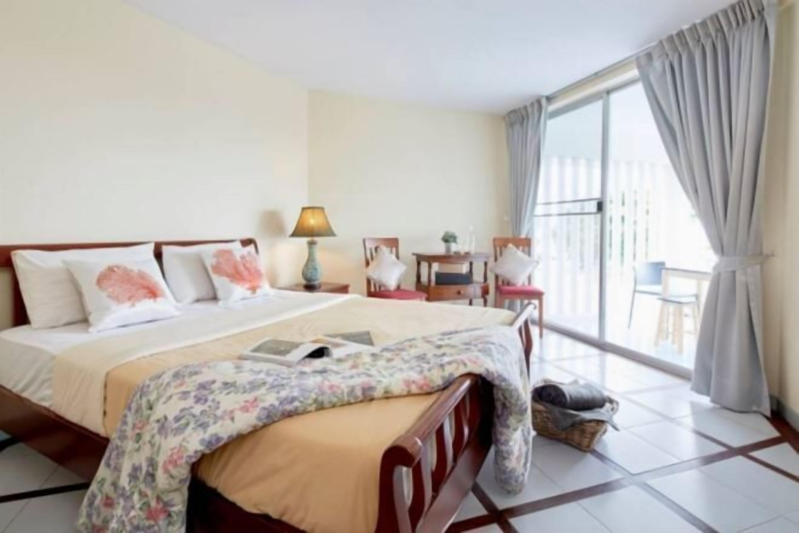 Meja kerja, kedap suara, Wi-Fi, dan seprai linen