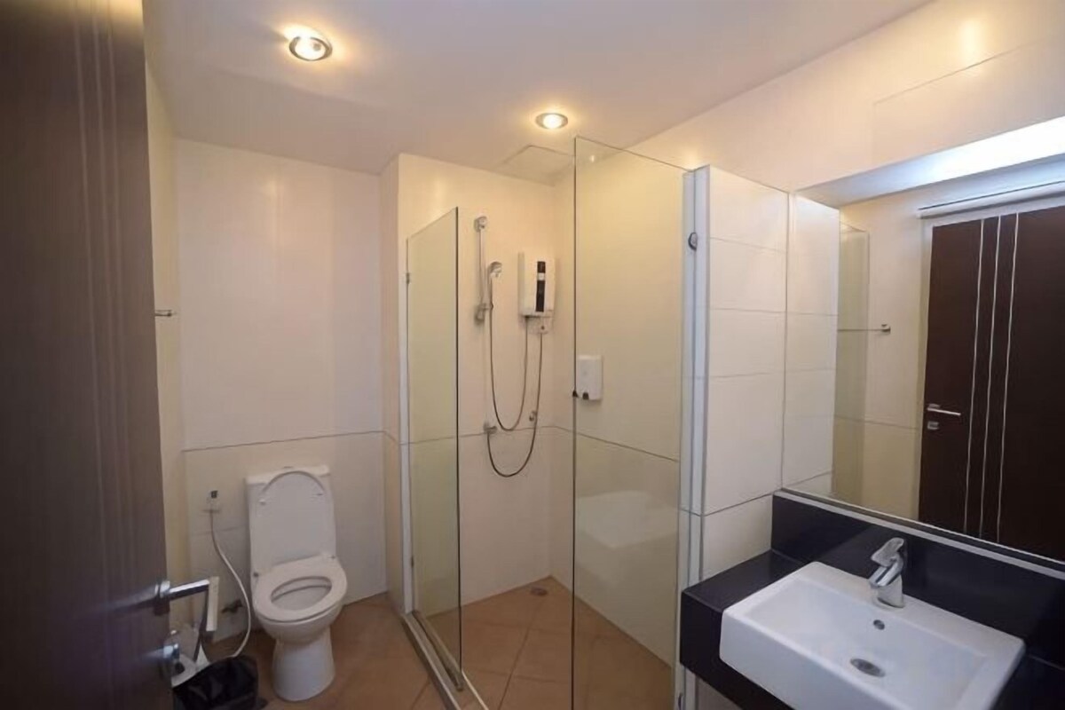 Bathroom | Shower, free toiletries, towels, soap