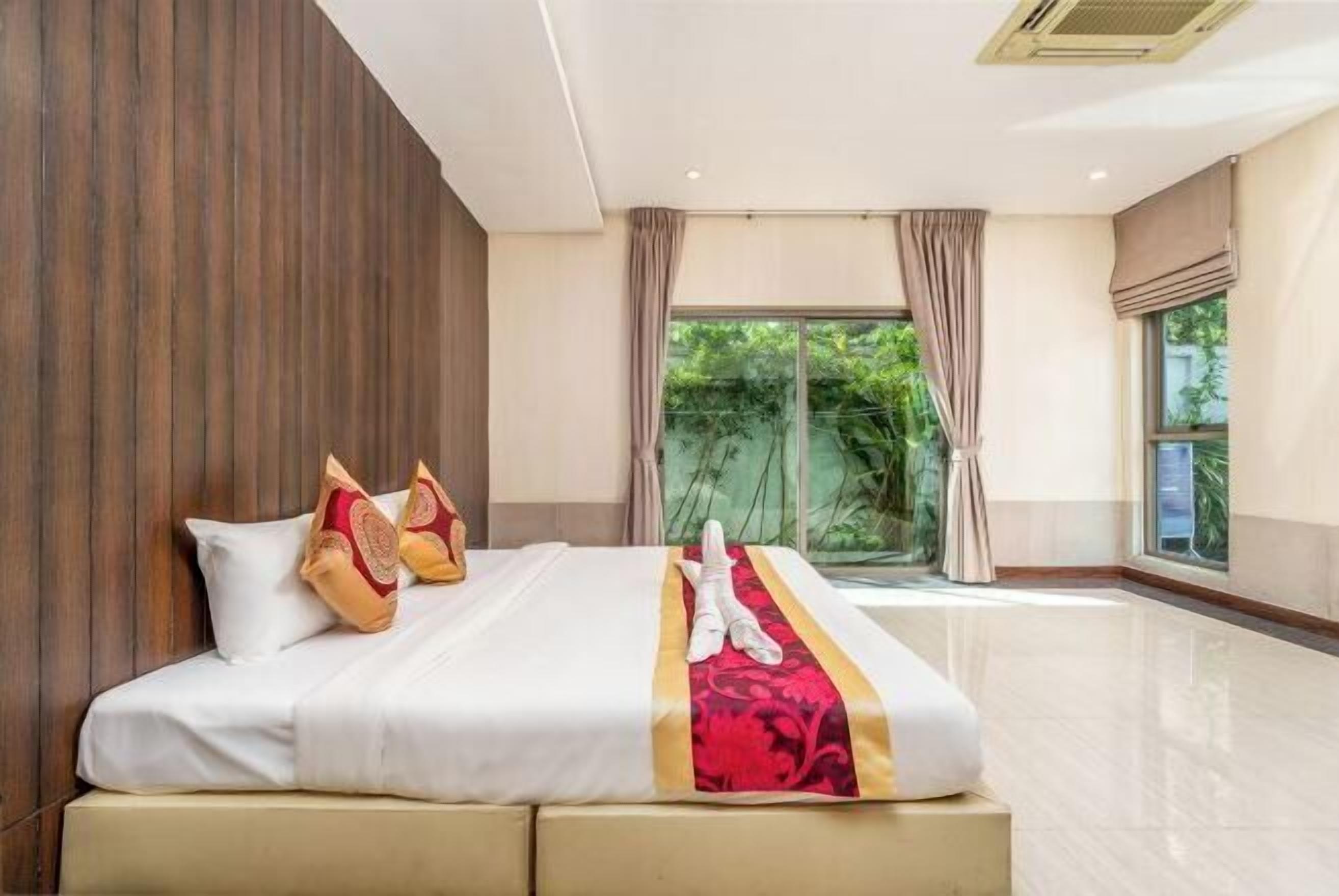 Meja kerja, kedap suara, Wi-Fi, dan seprai linen