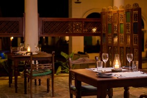 供应早餐、午餐和晚餐，本地与国际菜