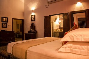 In-room safe, desk, soundproofing, iron/ironing board - Villa Kubura (Gonapinuwala)