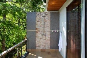 3 Bedrooms Penthouse, Mountain View | Bathroom shower