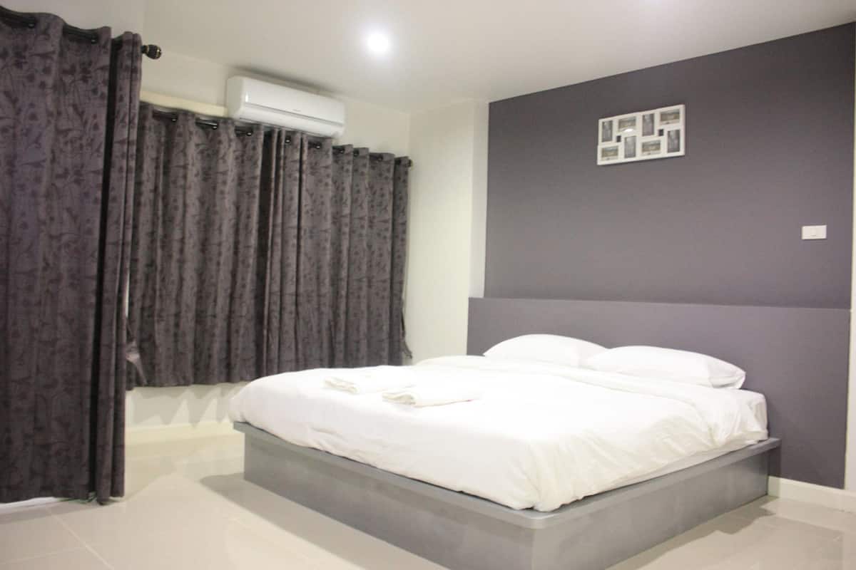 Standard Double Room | Escritorio, cortinas blackout, camas extra y wifi gratis