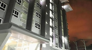 Un edificio de varios pisos con balcones y ventanas.