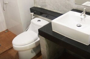 Dusche, kostenlose Toilettenartikel, Handtücher