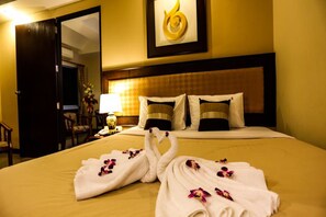 Desk, blackout drapes, rollaway beds, free WiFi - Madina Hotel (Rayong)