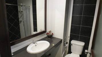 Standard Room, 2 Twin Beds | Bathroom | Free toiletries, towels