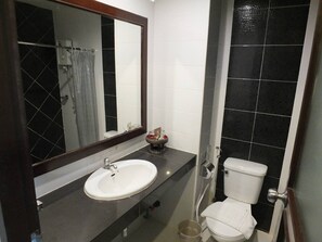Standard Room, 2 Twin Beds | Bathroom | Free toiletries, towels - Madina Hotel (Rayong)
