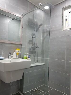 Shower, free toiletries, hair dryer, towels - Yolo Pension (Jeju City)