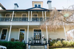 Vista frontal de la propiedad