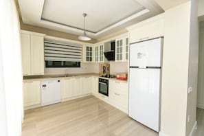 Villa | Private kitchen | Full-size fridge, microwave, oven, stovetop