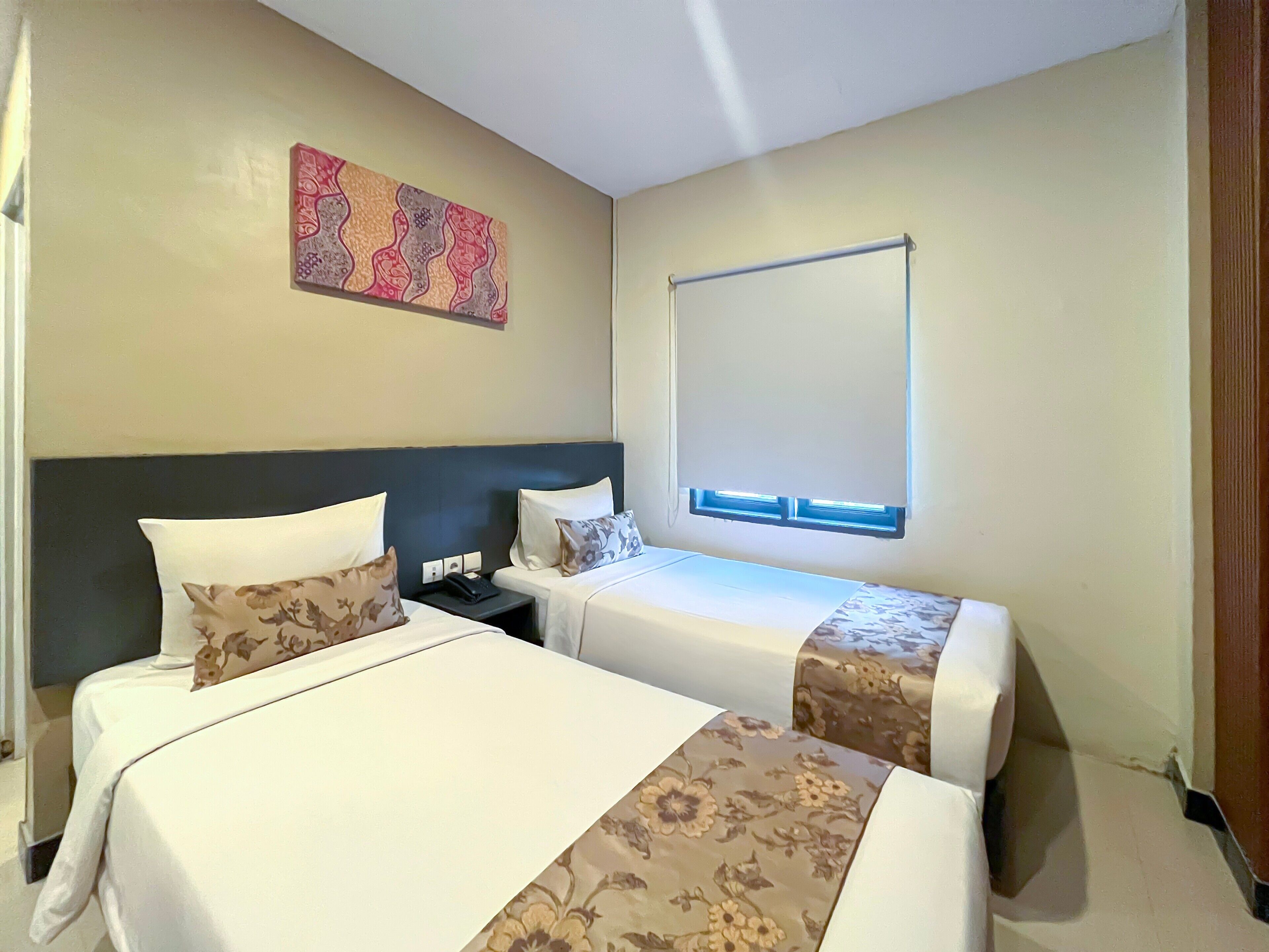 business room | blackout curtains, free wifi, bed sheets
