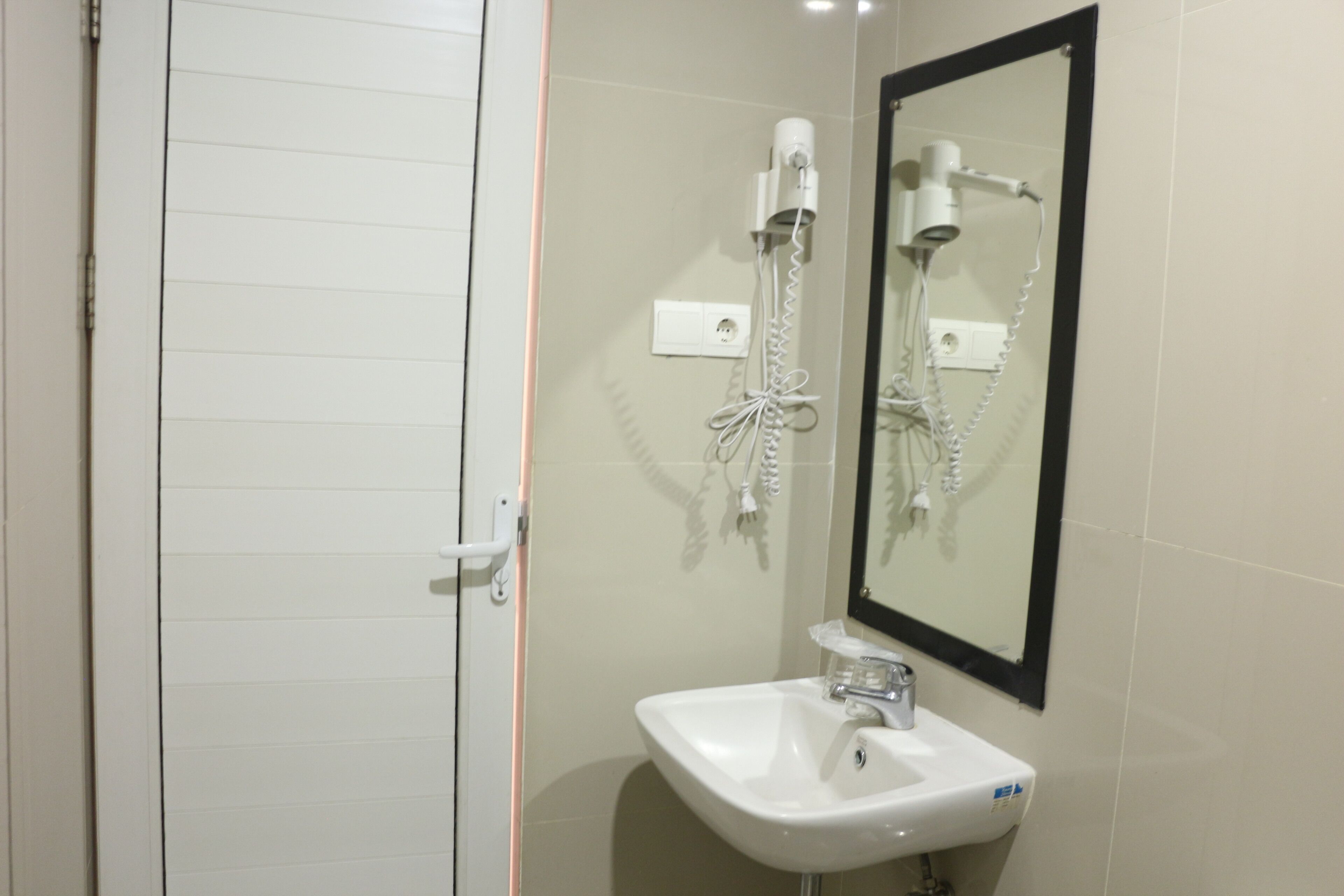 blackout curtains, free wifi, bed sheets