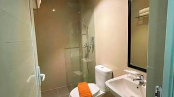 Shower, pancuran hujan, perlengkapan mandi gratis, dan pengering rambut
