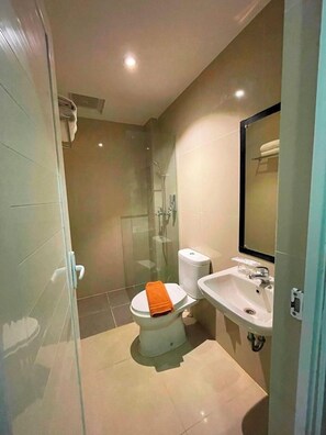 Shower, rainfall showerhead, free toiletries, hair dryer - Crew Express Hotel (Medan)