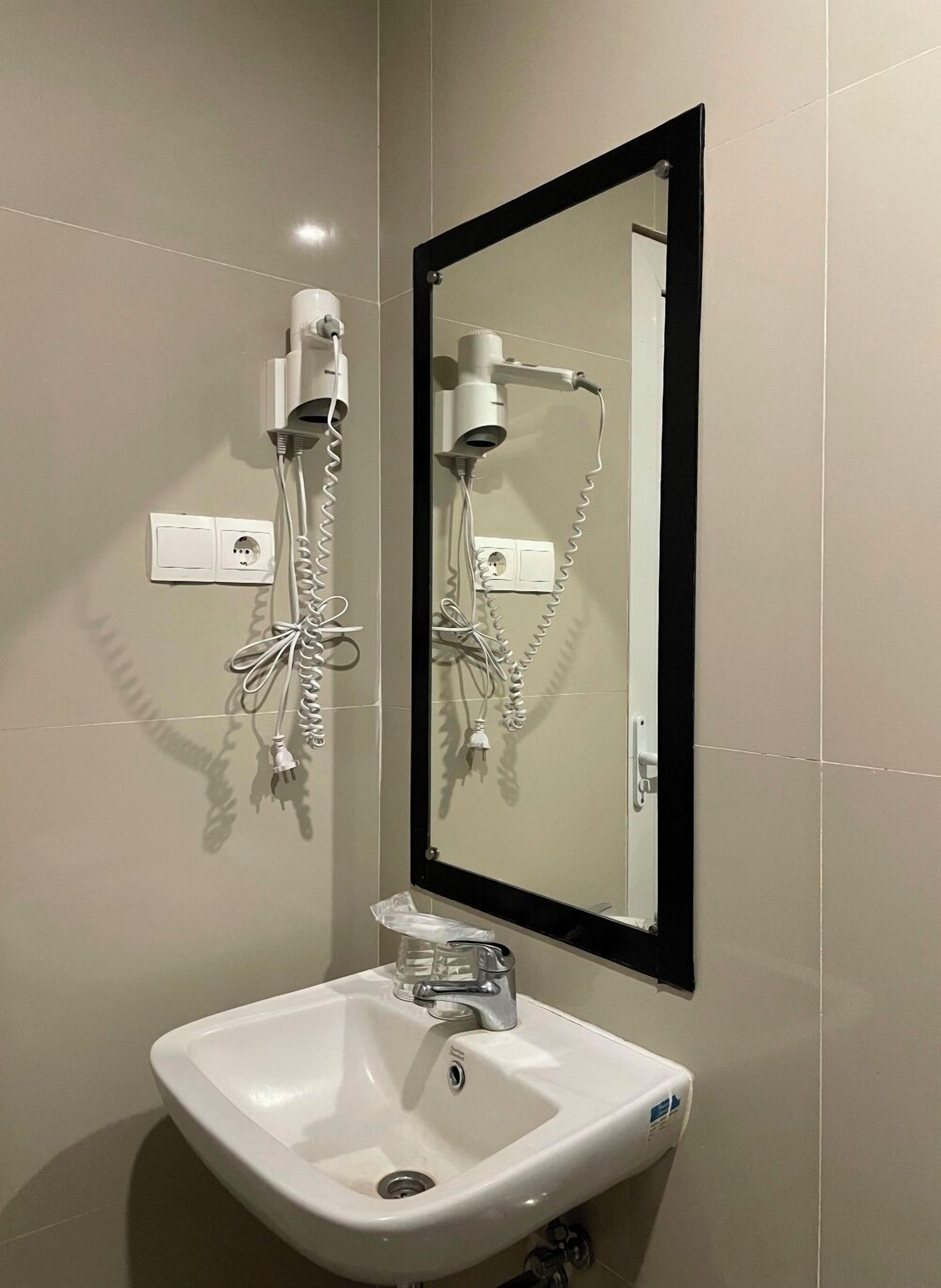 shower, rainfall showerhead, free toiletries, hair dryer