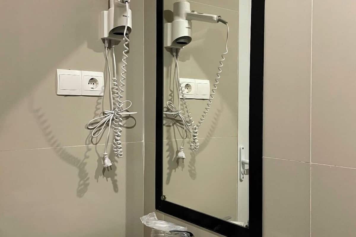 shower, rainfall showerhead, free toiletries, hair dryer