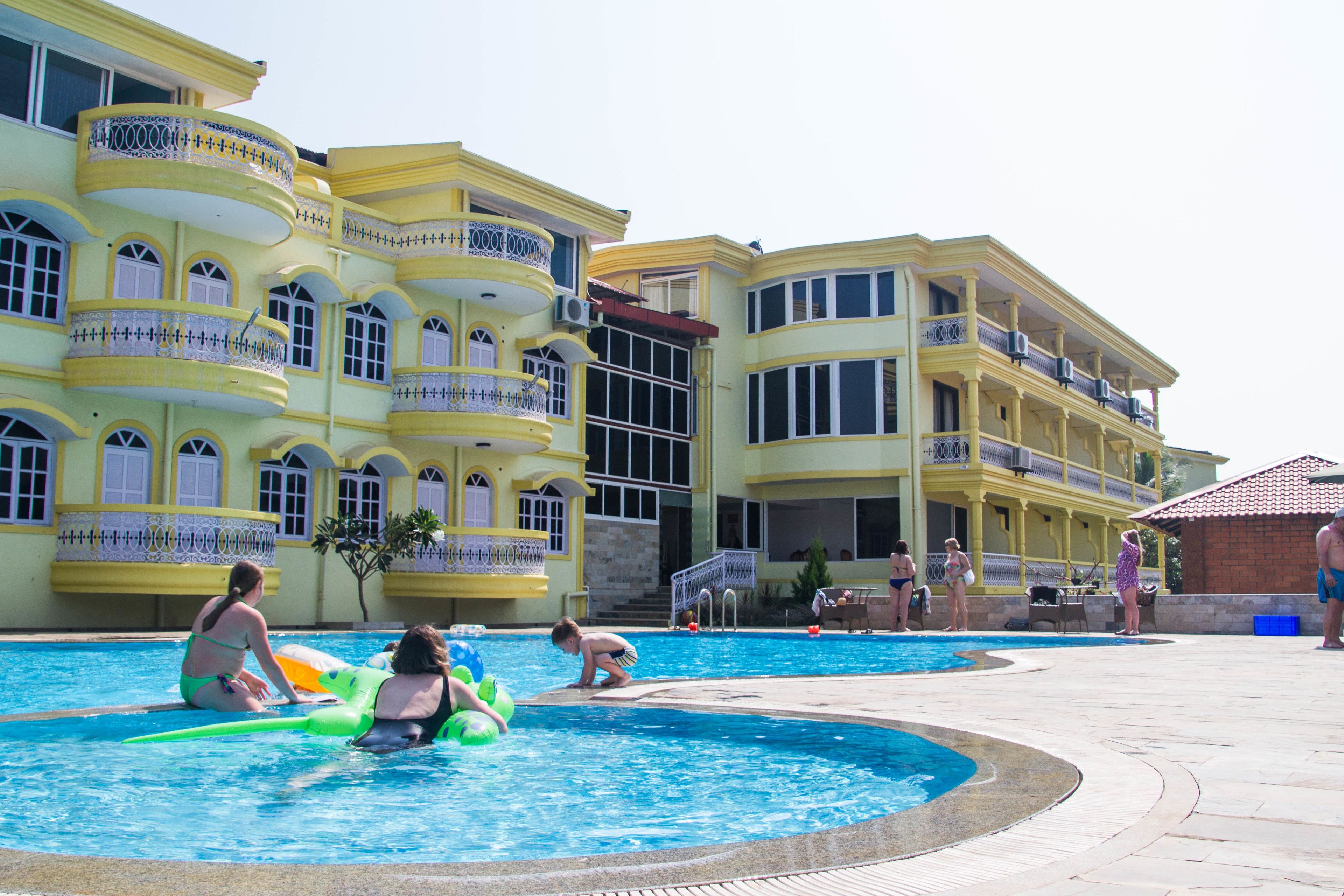 outdoor pool, open 7:30 am to 6:30 pm, pool umbrellas