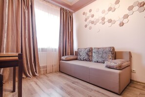 Comfort vierpersoonskamer, 1 tweepersoonsbed met slaapbank | Woonkamer | Flatscreentelevisie