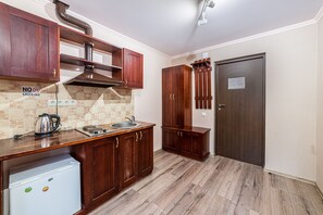 Comfort studio, 1 queensize bed | Luxe beddengoed, een bureau, een strijkplank/strijkijzer, gratis wifi